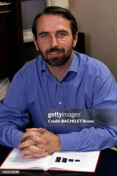 Jean Paul Couetil, Surgeon At Hospital Broussais. Le docteur Jean -Paul COUETIL qui a réussi la greffe de deux moitiés d'un même poumon prélevé sur...