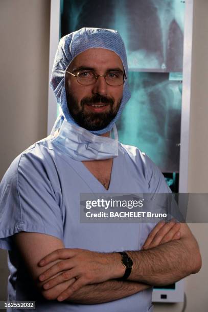 Jean Paul Couetil, Surgeon At Hospital Broussais. Le docteur Jean -Paul COUETIL qui a réussi la greffe de deux moitiés d'un même poumon prélevé sur...