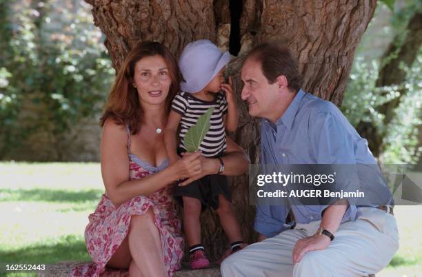 Rendezvous With Pierre Lescure In Family. France, aout 2000, Pierre LESCURE est journaliste, présentateur et administrateur de diverses sociétés. On...