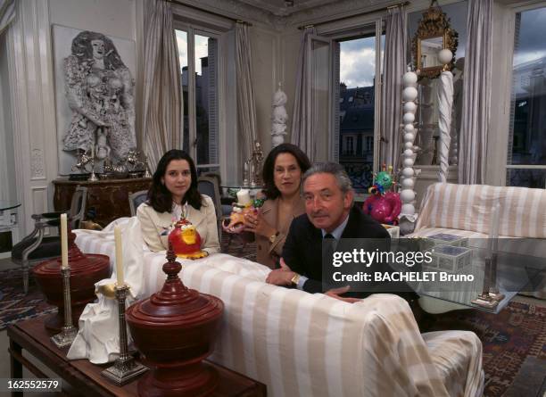 Rendezvous With Michel And Marina Of Greece. Dans leur appartement parisien, le prince MICHEL DE GRECE avec son épouse la princesse MARINA et leur...