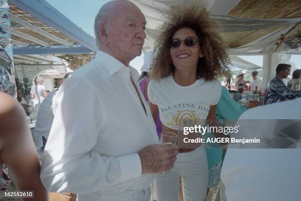 Party At La Voile Rouge In Saint-Tropez. Var, 15 juillet 2000, fête à 'La Voile Rouge', mythique plage privée de Pampelonne près de Saint-Tropez....