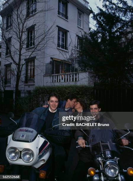 Rendezvous With Sacha Distel. A Paris, dans le XVIe arrondissement, le chanteur Sacha DISTEL et son épouse Francine DISTEL s'embrassant derrière...