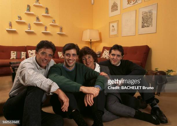 Rendezvous With Sacha Distel. A Paris, dans sa maison du XVIe arrondissement, le chanteur Sacha DISTEL avec son épouse Francine DISTEL et leur fils...