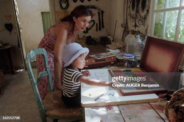 Rendezvous With Pierre Lescure In Family. France, aout 2000, Pierre Lescure est journaliste, présentateur et administrateur de diverses sociétés. Ici...