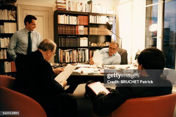 Meeting At The Rpr Headquarters For The Results Of Regional And Cantonal Elections Of March 1998. Réunion au siège du RPR, rue de Lille à Paris, lors...