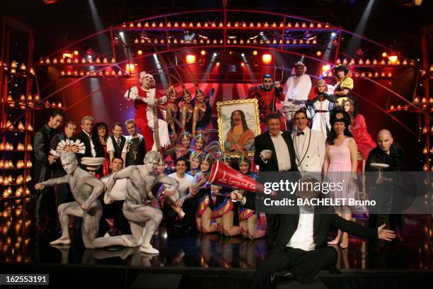 Patrick Sebastien And "Le Plus Grand Cabaret Du Monde". Photo de famille de Patrick SEBASTIEN posant avec des artistes de son émission à succès 'Le...