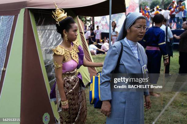 The Xiith World Youth Day: Foreign Pilgrims In The Garden Of Foreign Missions. A Paris, à l'occasion des XIIèmes Journées Mondiales de la Jeunesse ou...