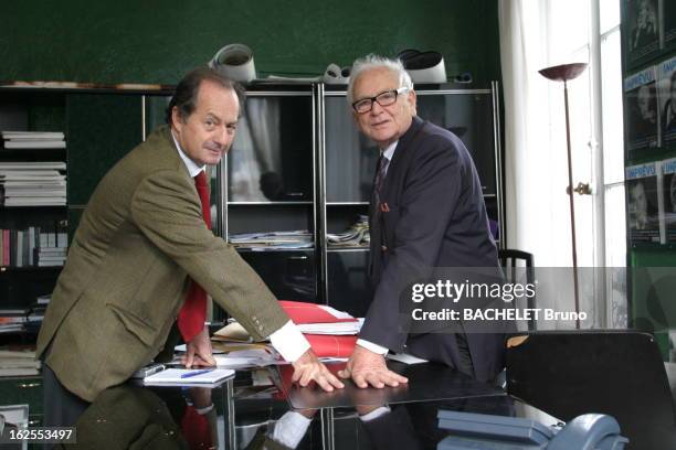 Rendezvous With Pierre Cardin. Pierre CARDIN fête 29 ans de développement dans l'Empire du milieu : dans son bureau de la rue de Marigny à PARIS avec...