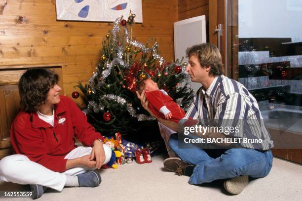 Rendezvous With And Catherine Destivelle Erik Decamp. En France, Catherine DESTIVELLE et Erik DECAMP, assis devant le sapin de Noël, posant avec leur...