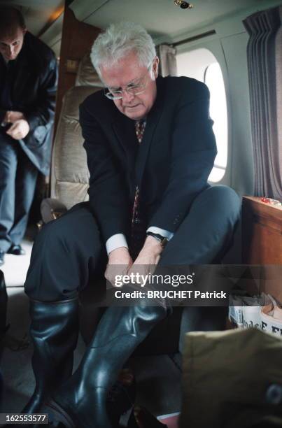 Lionel Jospin Visiting Somme. Lionel JOSPIN se rend dans la Somme pour visiter les sinistrés des inondations : chaussant des bottes en caoutchouc...