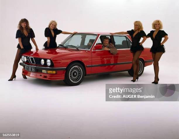 Bmw Alpina B7 Turbo. En France, en octobre 1986, à l'occasion du salon de l'auto, les membres de l'émission COCORICOCOBOY, posant avec la voiture BMW...