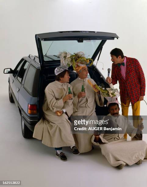 Renault 21 Break Nevada. En France, en octobre 1986, à l'occasion du salon de l'auto, les membres de l'émission COCORICOCOBOY, posant avec la voiture...