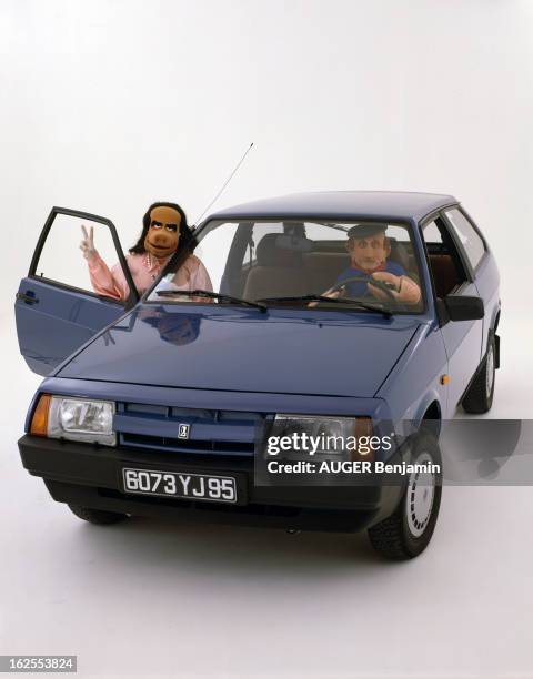 Lada Samara. En France, en octobre 1986, à l'occasion du salon de l'auto, les membres de l'émission COCORICOCOBOY, posant avec la voiture LADA...