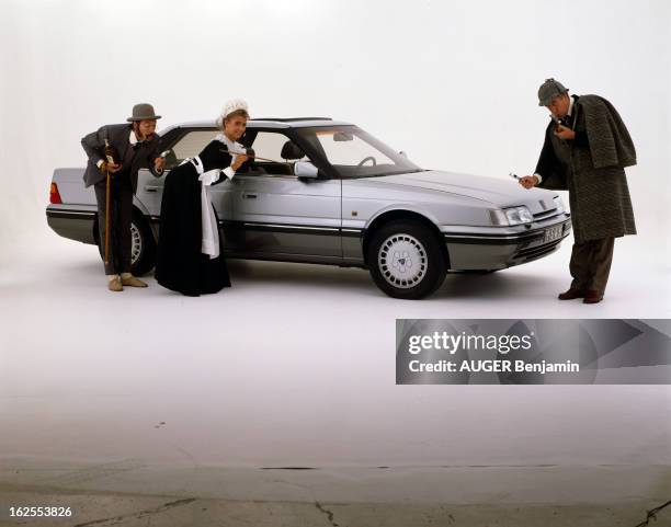 Rover 800. En France, en octobre 1986, à l'occasion du salon de l'auto, les membres de l'émission COCORICOCOBOY, posant avec la voiture ROVER 800,...