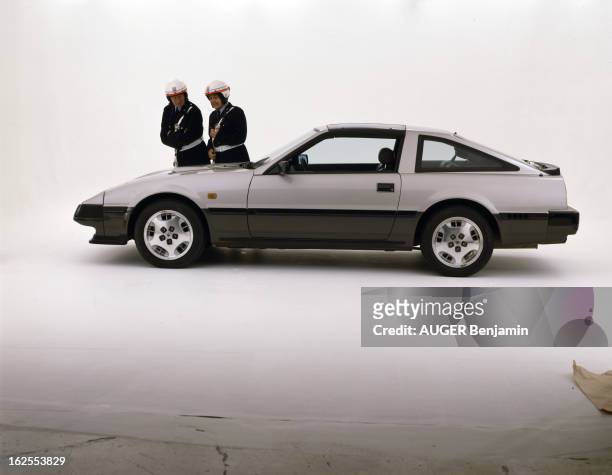 Nissan 300 Zx Turbo. En France, en octobre 1986, à l'occasion du salon de l'auto, les membres de l'émission COCORICOCOBOY, posant avec la voiture...