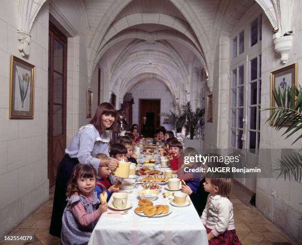 Rendezvous With Chantal Goya And Jean-Jacques Debout In Their Castle In Bussieres. En France, à Bussières, le 27 novembre 1986, Chantal GOYA,...