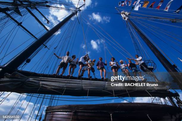 The Armada Of The Century 1999 In Rouen. L'ARMADA DU SIECLE : l'équipage mixte et décontracté du trois -mats hollandais OOSTERSCHELDE, posant sur le...