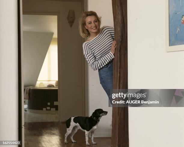 Rendezvous With Pauline Lafont At Home In Paris. En France, à Paris, le 11 mai 1987, Pauline LAFONT, actrice, dans son appartement, avec son chien.