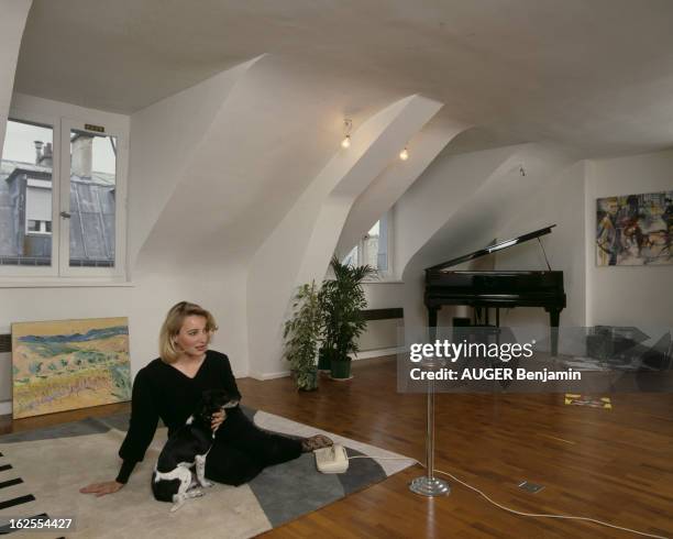 Rendezvous With Pauline Lafont At Home In Paris. En France, à Paris, le 11 mai 1987, Pauline LAFONT, actrice, dans son appartement, avec son chien,...