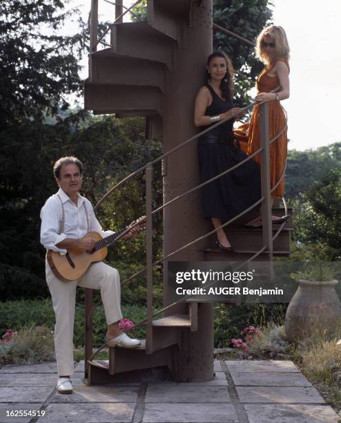 Rendezvous With Guy Beart In His Property In Garches. En France, à Garches, le 10 juillet 1987, à l'occasion de la sortie d'un livre de souvenirs :...