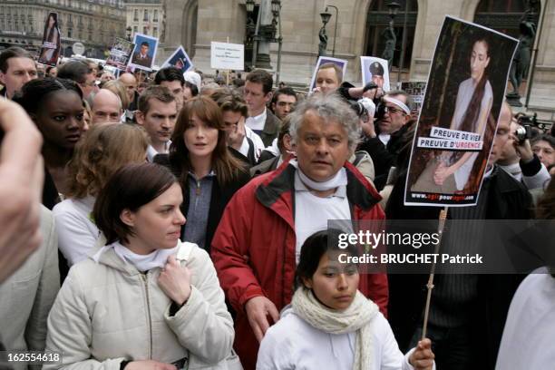 White Walk For The Liberation Of Ingrid Betancourt. Paris, 6 avril 2008 : une 'Marche blanche' a réuni plusieurs milliers de personnes autour de la...