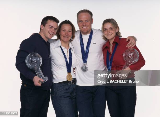 The French Ski Champions Of The Season 2001/2002. En France, le 25 mars 2002, de gauche à droite, Frédéric COVILI, vainqueur du globe de cristal du...