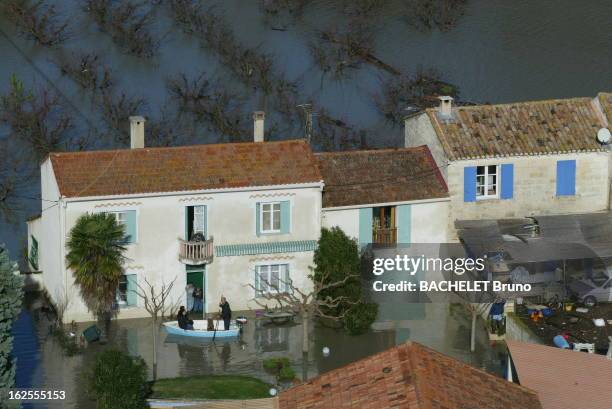 Catastrophic Flood In The Vaucluse. Vue aérienne d'AVIGNON inondée où la cote d'alerte de 1851 a été dépassée : une femme au balcon de sa maison en...