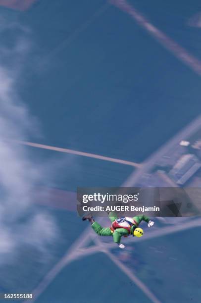 Parachute Jump From Ulm Record. En France, le 16 mai 1988, lors du record de saut en parachute à partir d'un ULM à une altitude de 5500 mètres,...