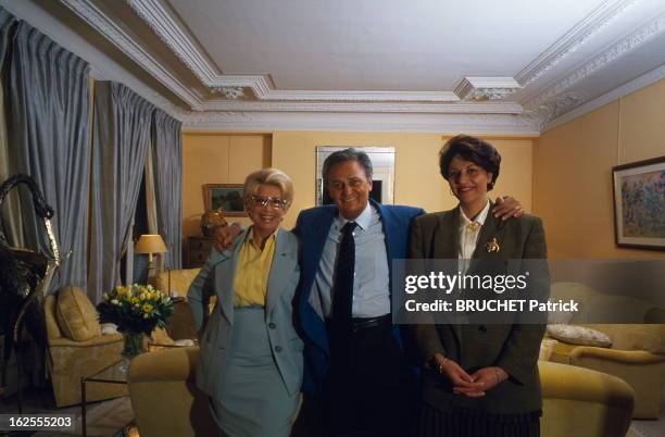 Roger Hanin At Home With Family. Paris, Février 1994 ---- Roger HANIN dans son appartement du XVIe arrondissement avec son épouse Christine...