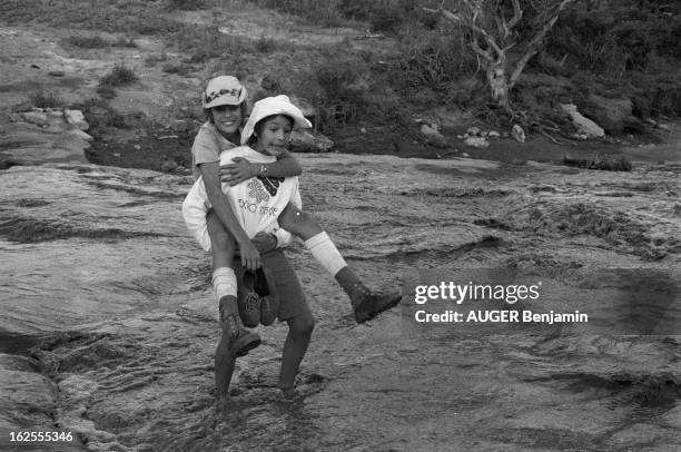 Dani And Nathalie Delon On Holiday In Kenya. Paru Pm 1443 Réserve de Tsavo, janvier 1977 : la chanteuse DANI et son amie Nathalie DELON en vacances...