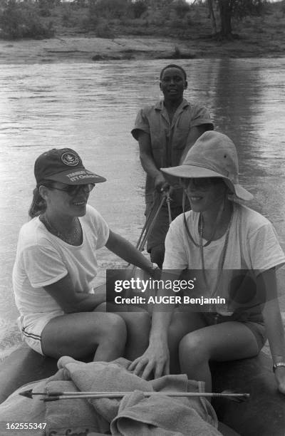 Dani And Nathalie Delon On Holiday In Kenya. Paru Pm 1443 Réserve de Tsavo, janvier 1977 : la chanteuse DANI et son amie Nathalie DELON en vacances...