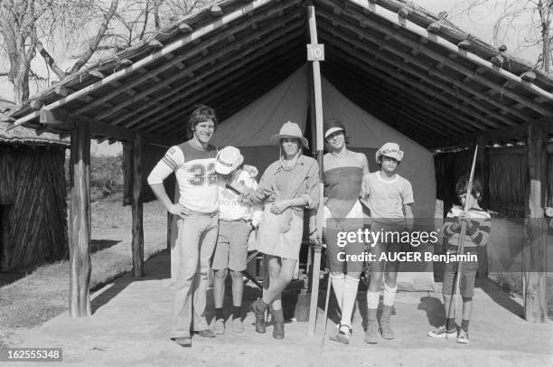 Dani And Nathalie Delon On Holiday In Kenya. Paru Pm 1443 Réserve de Tsavo, janvier 1977 : la chanteuse DANI et son amie Nathalie DELON en vacances...