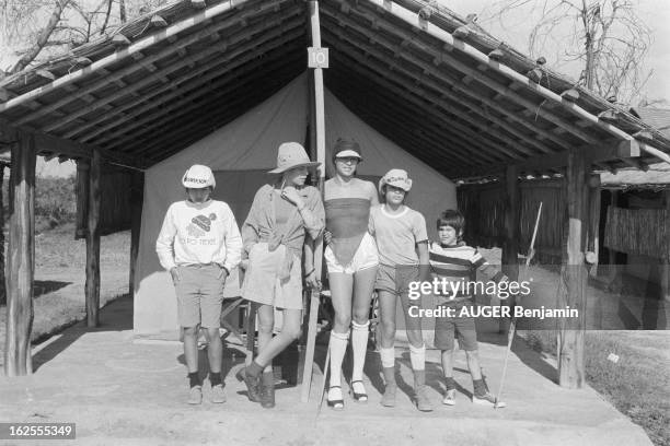 Dani And Nathalie Delon On Holiday In Kenya. Paru Pm 1443 Réserve de Tsavo, janvier 1977 : la chanteuse DANI et son amie Nathalie DELON en vacances...