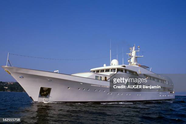 Rendezvous With Prince Leon Of Lignac On His Yacht 'New Horizon'. Le 1 aout 1988, le Prince Léon DE LIGNAC, dans son luxueux yacht 'New Horizon', le...
