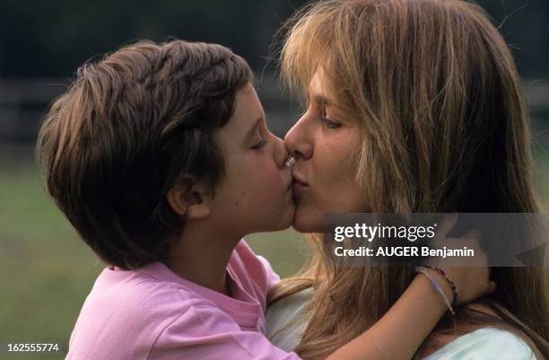 Rendezvous With Catherine Pironi With Her Children In Herproperty Of Souvigny. En France, à Souvigny, le 12 septembre 1988, à l'occasion de la sortie...