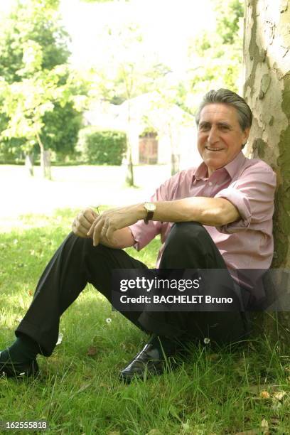 Rendezvous With Baron Ernest Antoine Seilliere. Attitude décontracté du baron Ernest -Antoine SEILLIERE assis contre un arbre dans le parc de sa...