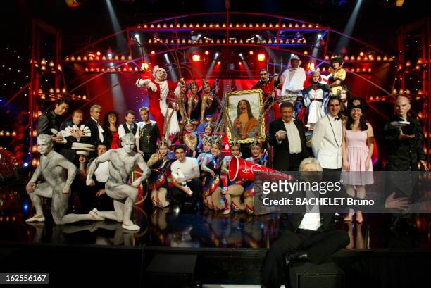 Patrick Sebastien And "Le Plus Grand Cabaret Du Monde". Photo de famille de Patrick SEBASTIEN posant avec des artistes de son émission à succès 'Le...