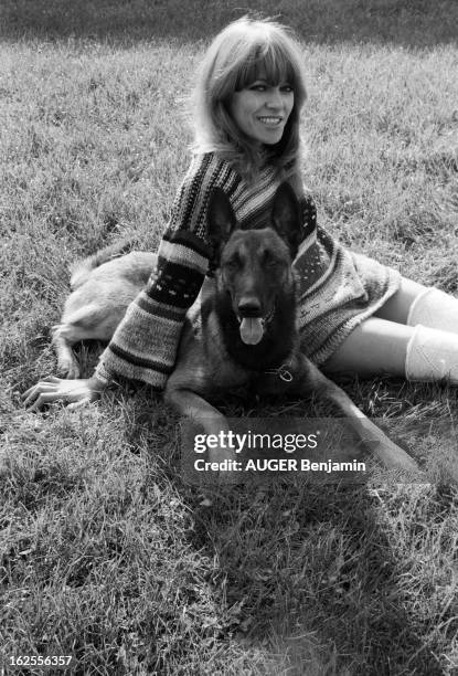 Nathalie Delon. Nathalie DELON avec son chien Masaï, un berger allemand; se baigne nue dans une piscine, fait du jogging sur la plage; écrit un...