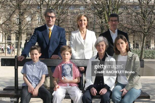 The Funes Family. Jeanne DE FUNES, veuve de Louis, posant avec ses deux fils Patrick et Olivier, auteurs du livre 'Louis De Funès, ne parlez pas trop...