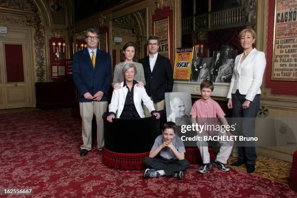 The Funes Family. Jeanne DE FUNES, veuve de Louis, posant dans le foyer du théâtre du Palais -Royal à PARIS où son mari avait joué la pièce 'Oscar',...