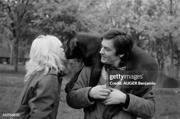 Rendezvous With Alain Delon For Its 41St Birthday. Alain DELON dans le parc de sa propriété de DOUCHY, portant sur les épaules son chien préféré,...