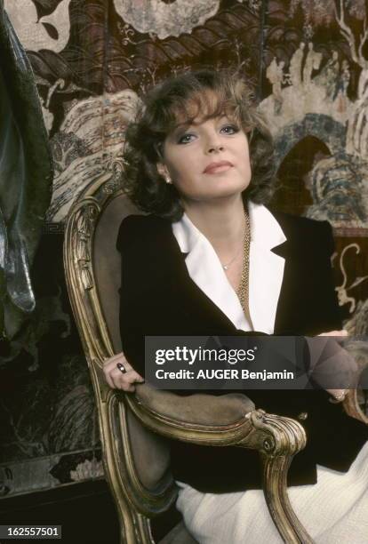 Rendezvous With Romy Schneider At Coco Chanel. Romy SCHNEIDER posant dans l'appartement de Coco Chanel rue Cambon à PARIS, habillée par Philippe...