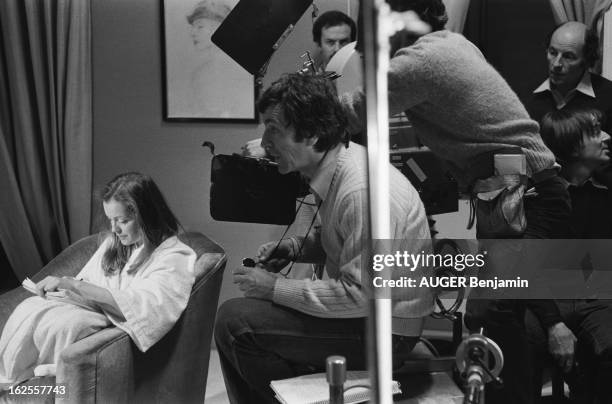 Shooting Of The Film 'Clair De Femme' By Costa Gavras. Romy SCHNEIDER en peignoir de bain, relisant son scénario assise dans un fauteuil, Constantin...