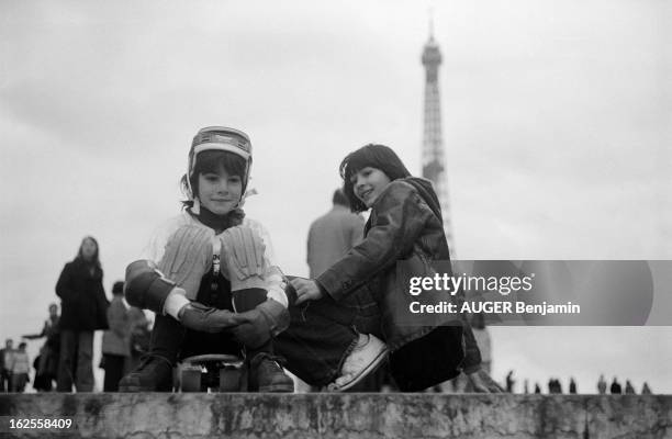 Skateboard Fans In Paris. Paris, décembre 1977 : les adeptes de la planche à roulettes place du Trocadéro; parmi eux, Julien et Emmanuel AUGER, les...