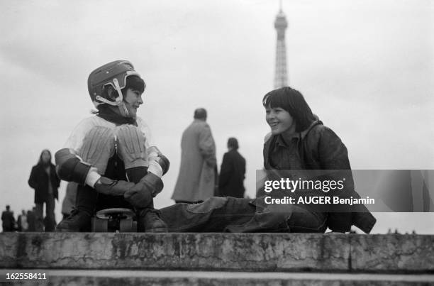 Skateboard Fans In Paris. Paris, décembre 1977 : les adeptes de la planche à roulettes place du Trocadéro; parmi eux, Julien et Emmanuel AUGER, les...