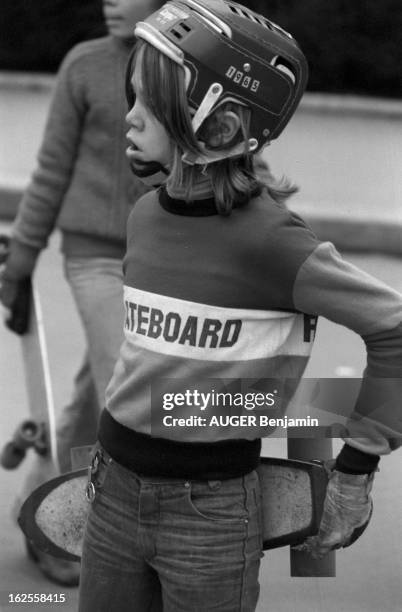 Skateboard Fans In Paris. Paris, décembre 1977 : les adeptes de la planche à roulettes place du Trocadéro; parmi eux, Julien et Emmanuel AUGER, les...