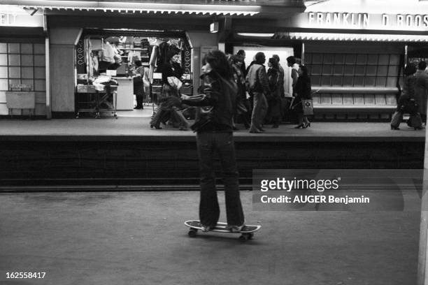 Skateboard Fans In Paris. Paris, décembre 1977 : les adeptes de la planche à roulettes place du Trocadéro; parmi eux, Julien et Emmanuel AUGER, les...