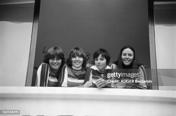Ski World Cup 1977 In Saint-Gervais. Saint-Gervais, 28 janvier 1977 : coupe du monde de ski, slalom spécial féminin : l'équipe de France avec Perrine...