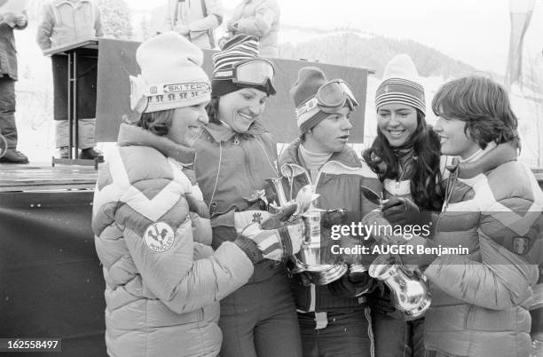 Ski World Cup 1977 In Saint-Gervais. Saint-Gervais, 28 janvier 1977 : coupe du monde de ski, slalom spécial féminin : l'équipe de France avec Perrine...