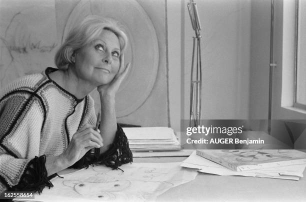 Rendezvous With Michele Morgan At Home In Neuilly-Sur-Seine. Michèle MORGAN dans l'atelier tout blanc qu'elle a aménagé en haut de son dupleix à...